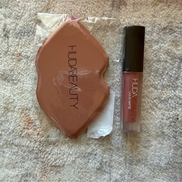 HUDA BEAUTY Deep Shade Makeup - Picture 5 of 6